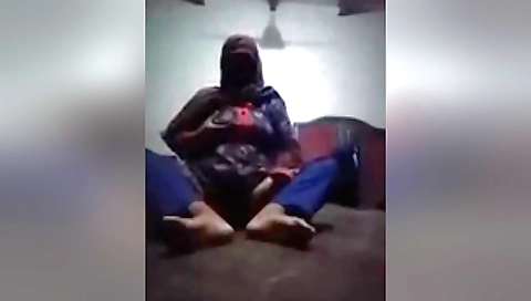 sexy hindi girl fucks her pussy and gets to orgasm