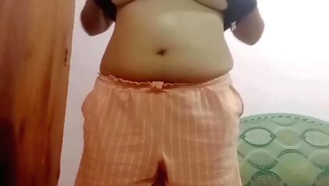 Chubby brunette babe masturbating in amateur porn video