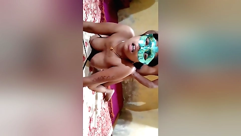 Indian babe makes out with her lover in reverse position