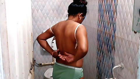 Stepbrother-in-law Fucked Stepsister-in-law While She Was Taking Bath