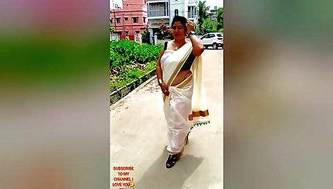 Indian girl fucks in her stepmom's car in the city public