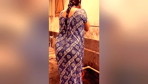 Indian mature woman has a nice face and a sexy body