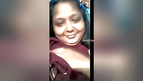 Amateur mature woman shows herself in the webcam video