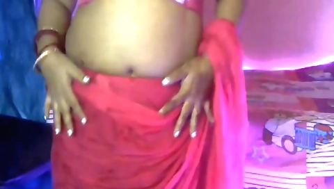 Hot indian babe shows her beautiful body in the camera