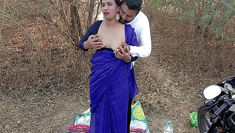 Indian girl gets fucked for free in outdoor session