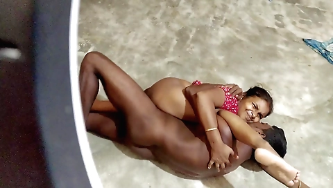 Indian bhabhi fucks her boyfriend in an amateur video