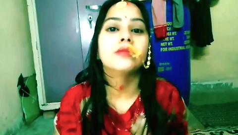 Brunette with a great face and a nice pussy is playing