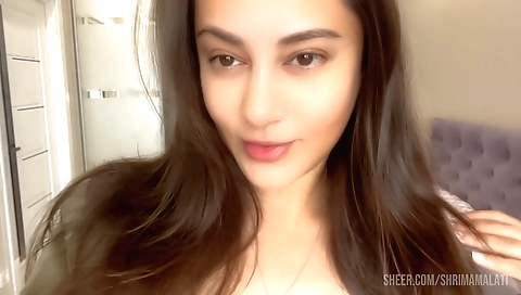 Amateur girl with nice tits seduces herself for face sitting pov