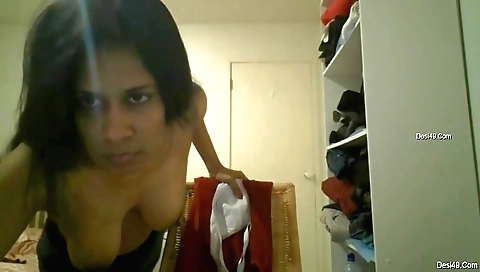 Today Exclusive- Cute Look Tamil Girl Showing Her Boobs