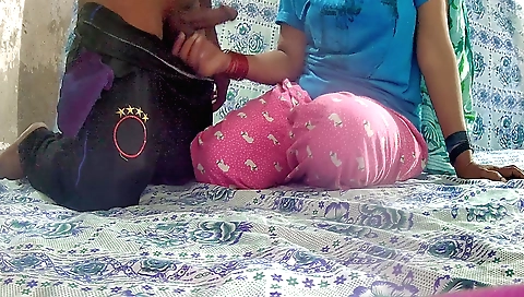 Indian amateur babe gets fucked by big dick guy in village