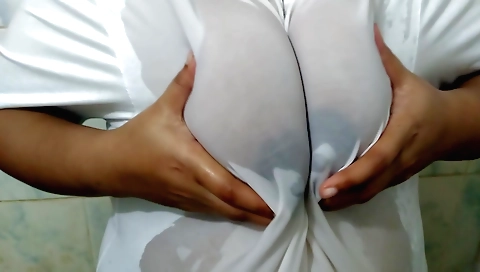 Busty chick shows her natural boobs in amateur solo clip