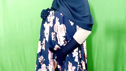 Sexy indian housewife enjoying solo sex in her bedroom