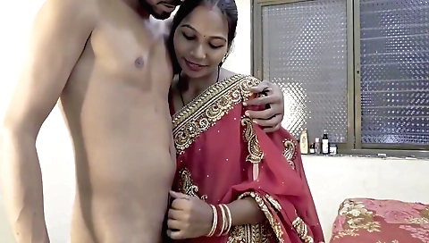 Amateur indian video with the girl showing off her body