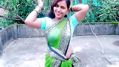 Solo brunette babe shows off her body in the backyard