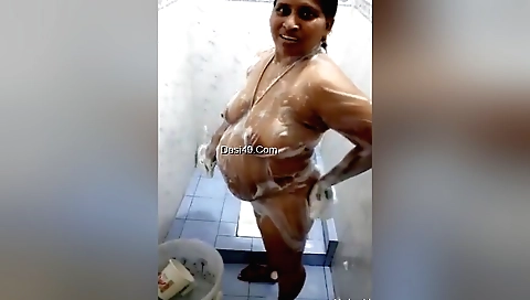 Chubby indian milf showing off her body in amateur clip