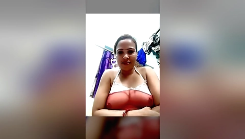 Bhabhi shows off her big boobs in front of the camera