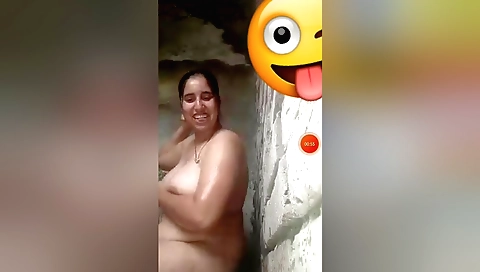 Indian bhabhi shows her body on the homemade video