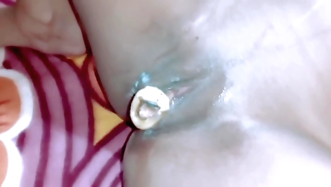 Indian babe with a natural body loves herself in bed