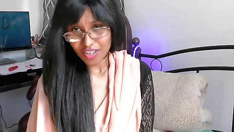 Indian woman with big tits has the courage to be horny