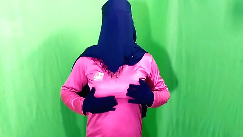 Amateur teen enjoys her sexy pussy from the camera